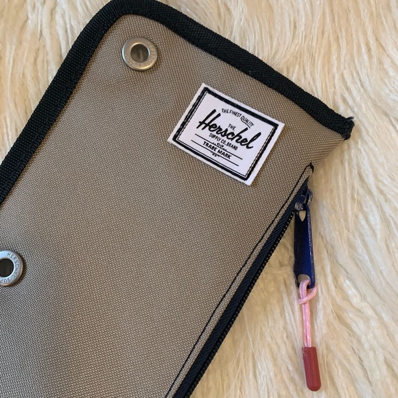 Herschel Repurpose Tan Binder Case - Picture 3 of 15